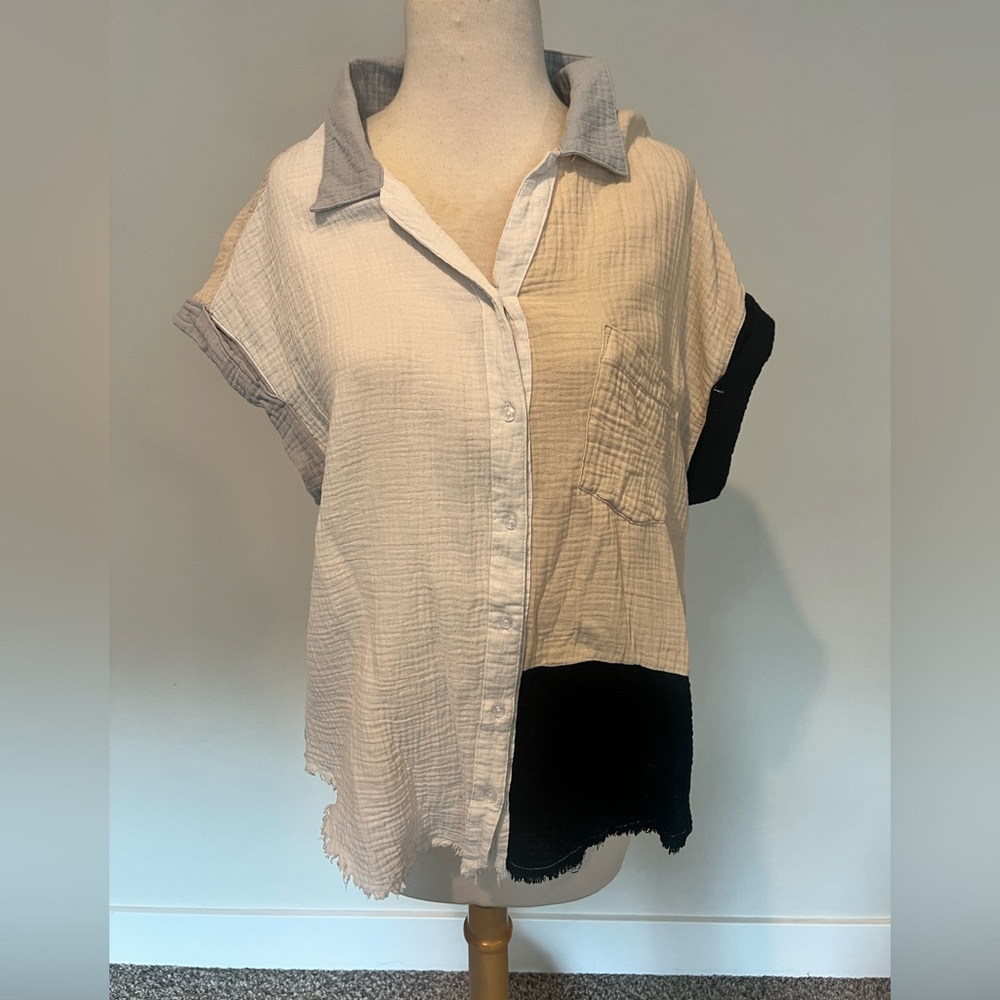 Umgee Cream and Black Colorblock Button-Down Shirt women’s medium